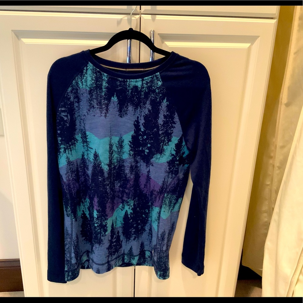 Smartwool 250 Marino wool sweater size XL.  Main color navy